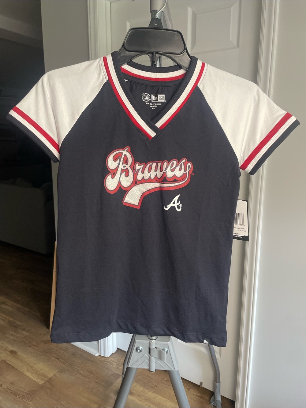 New Era Atlanta Braves V-Neck Kids Tee